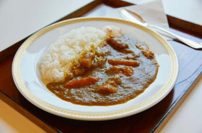 横から見る丹沢ロイヤルカレー