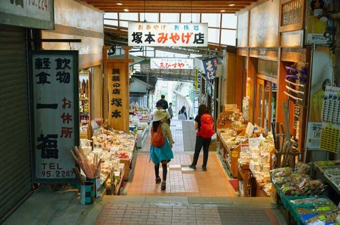 立ち並ぶお土産屋さん