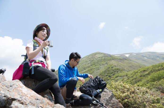 登山を楽しむ男女