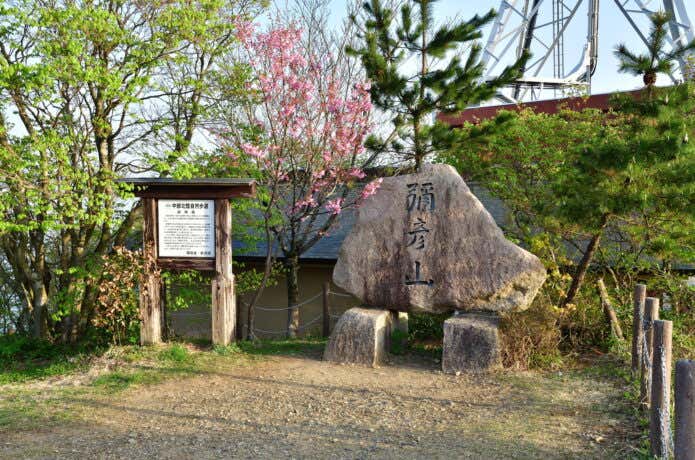 弥彦山山頂の岩