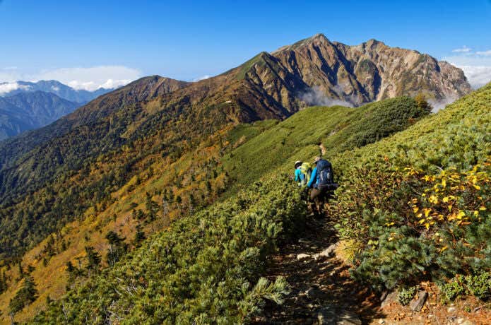 稜線を歩く登山者
