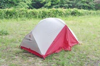 ⑥．レインフライの四方をポール先端に取り付け。