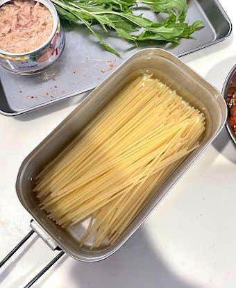 メスティンに水とパスタを入れて煮る