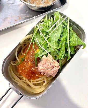 合わせソース、水菜とシーチキンを入れ混ぜる
