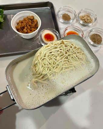 麺を茹でる