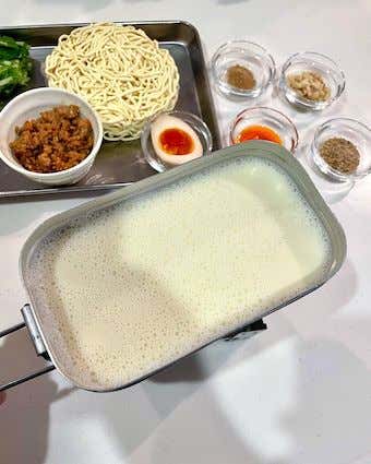豆乳と水を入れ温める