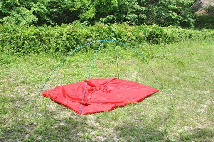 ②.テント四方のグロメットに差し込み、ポールを立てる