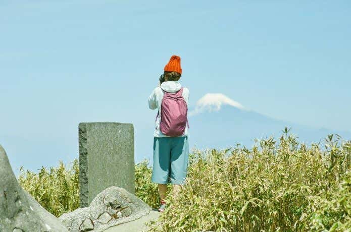 富士山を撮影する登山者