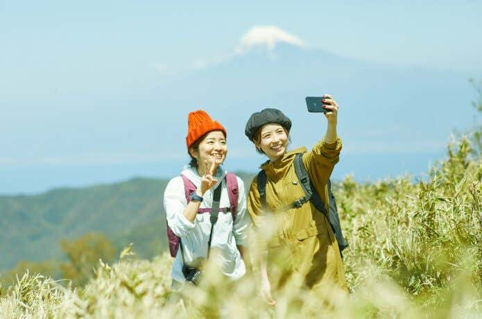 富士山をバックに自撮り