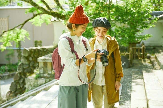 観光地で撮影する女性