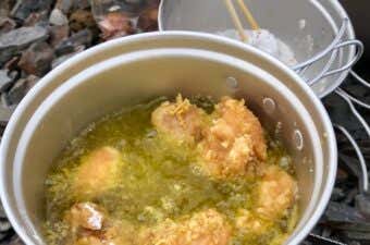 唐揚げを作っている様子