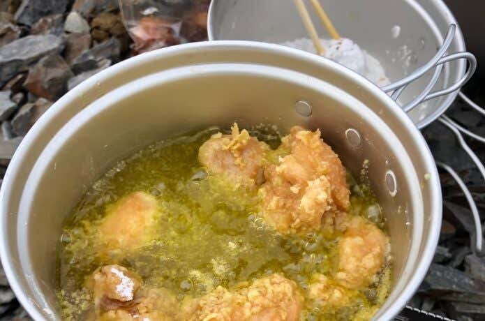 唐揚げを作っている様子