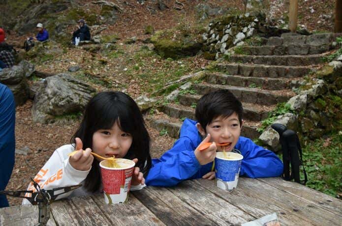 カップラーメンを食べる子どもたち
