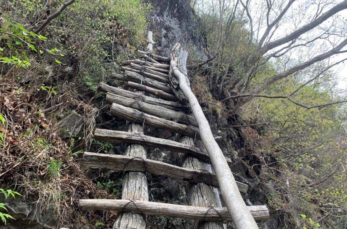鹿岳・二ノ岳山頂直下のハシゴ