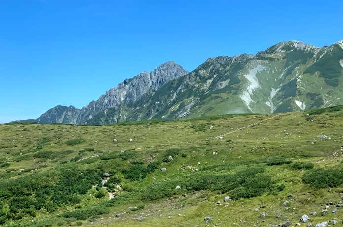 室堂平の奥にそびえる剱岳