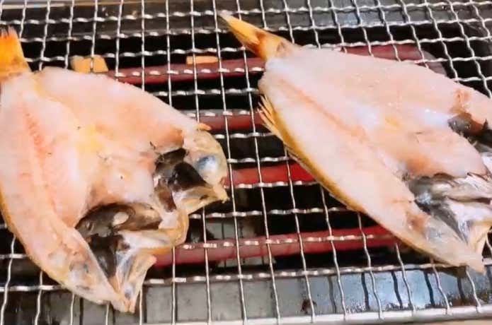 卓上で炙られる新鮮な干物