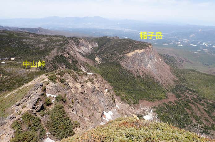 天狗岳から見た稲子岳