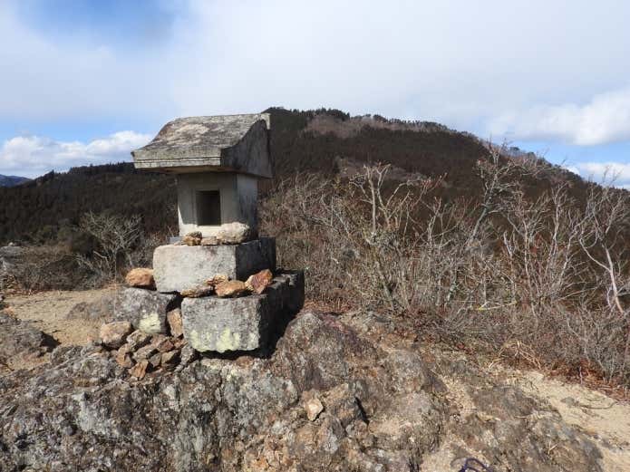鍬柄岳から望む大桁山