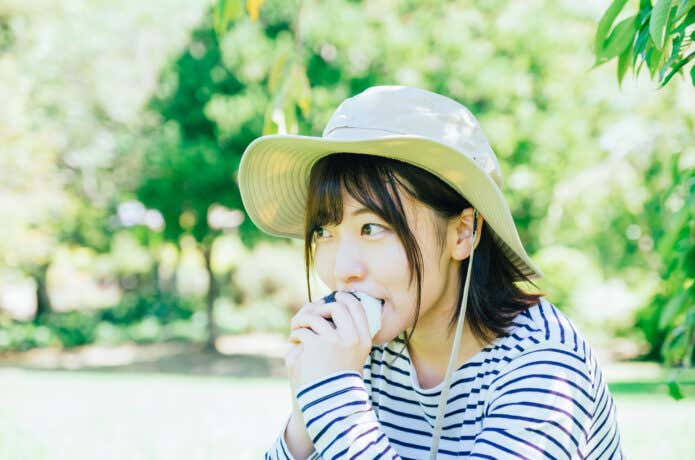 おにぎりを食べる女性