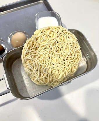 水が沸いたらインスタントラーメンの麺を入れる