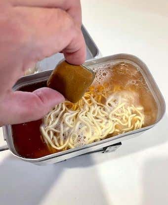 カレーを入れ溶かす