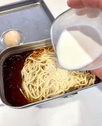 インスタントのスープと牛乳を入れる