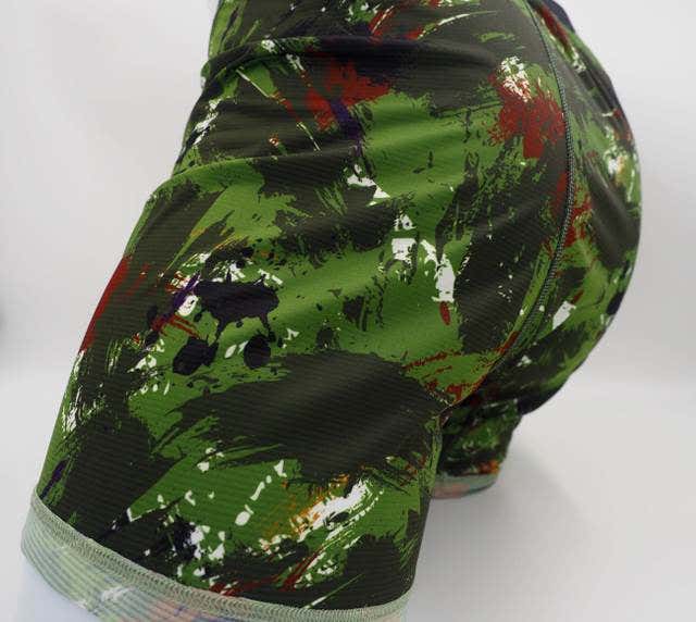 クライミングパンツを改良した動きやすい新しい形