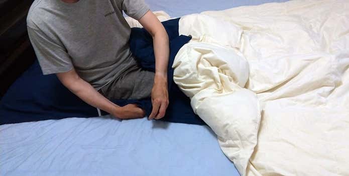 ⑤．体を入れ、左右の紐を結ぶ
