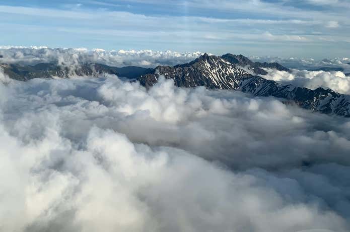雲に覆われた山