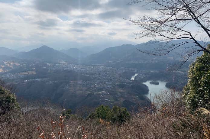 眼下に望む津久井湖の水面
