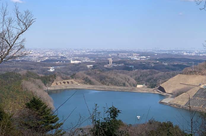草戸山から見下ろす城山湖