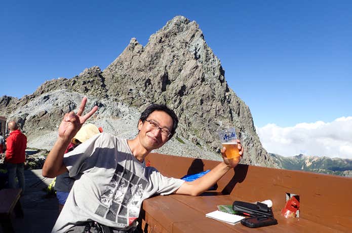 登山を楽しむ人