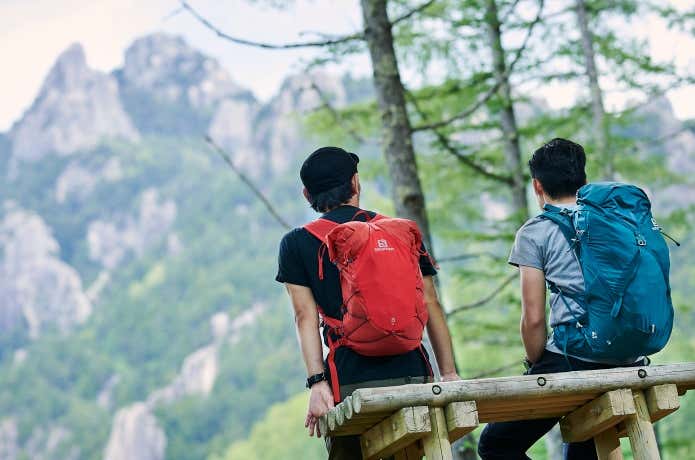 OUT　XAを背負う登山者