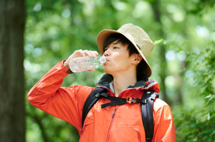 水を飲む登山者