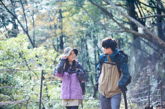 登山を楽しむ男女