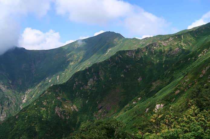 青空の山