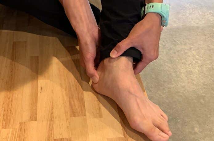 ③アキレス腱からかかとに向かってもみほぐす