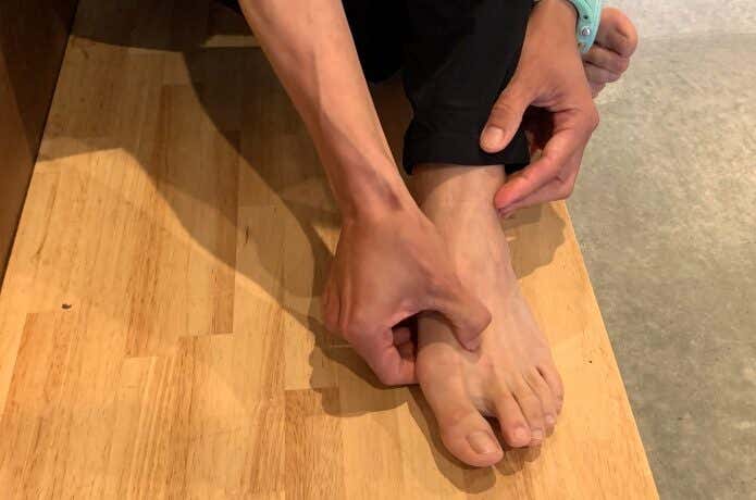 ①足の指と指との間の筋肉をほぐす