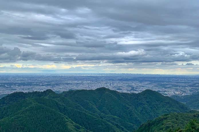 景信山から見た八王子城跡〜北高尾山稜の山並み