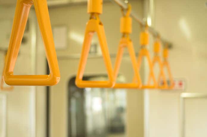 電車の吊り革に掴まらないでバランストレーニング
