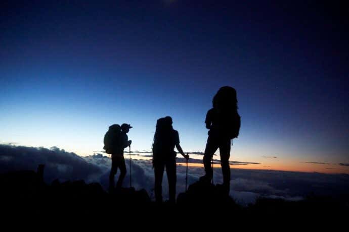 夜明けの雲海と登山者