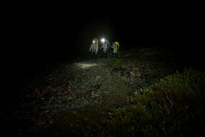 夜明け前の雷鳥坂を登る登山者