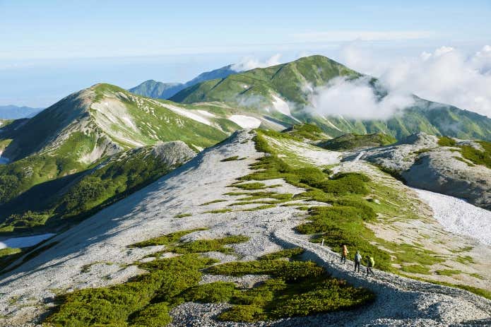 鉢ヶ岳・雪倉岳への稜線を歩く登山者