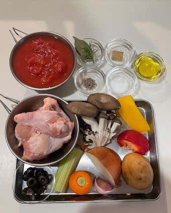 鶏手羽のトマト煮込み　材料