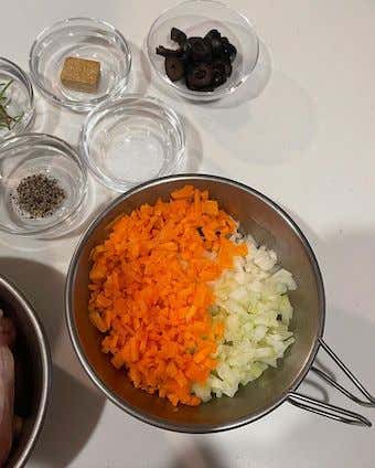 材料をみじん切りにする