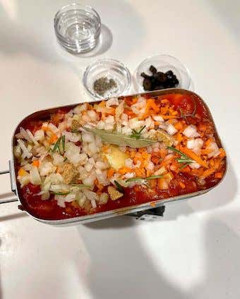 材料と調味料を入れて煮込む