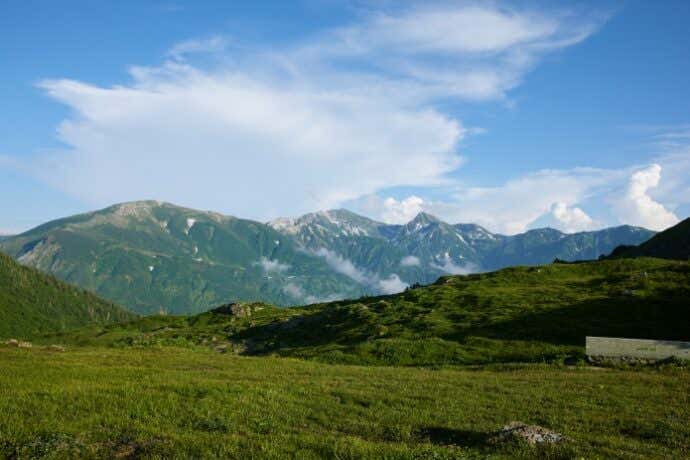 朝日小屋から見る雪倉岳・白馬岳・旭岳