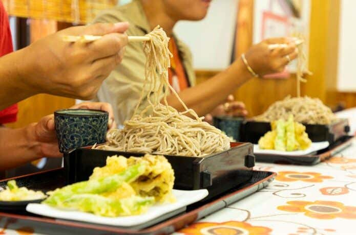 食事処「六合の郷しらすな」山盛りのもりそばに、六合名産のマイタケ、幅広インゲン、カボチャの天ぷら盛り合わせをつけて850円
