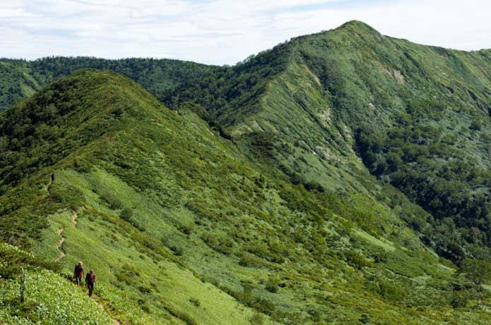稜線を歩く登山者