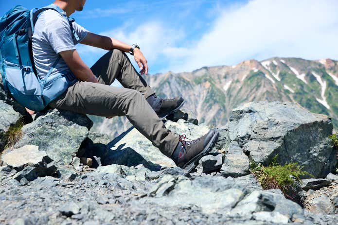 ローバーの登山靴「バルド」を履いた登山者